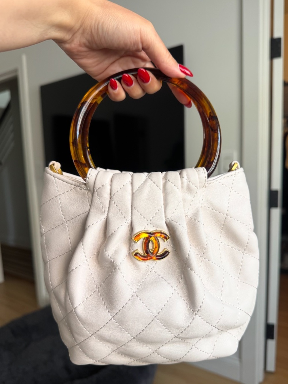 White Top Handle Bag With Tortoise Shell - Picture 2 of 2